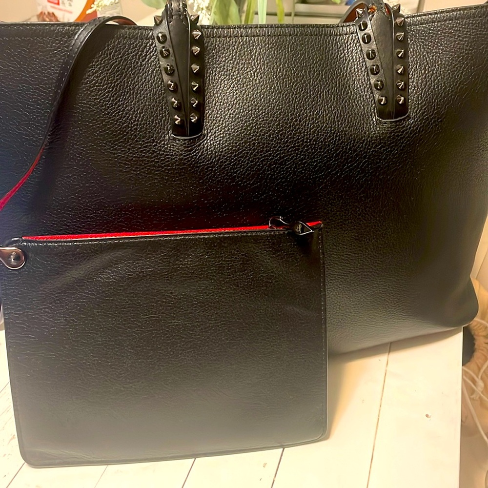 EUC Christian Louboutin Large Cata calfskin leather tote in BLACK w pouch